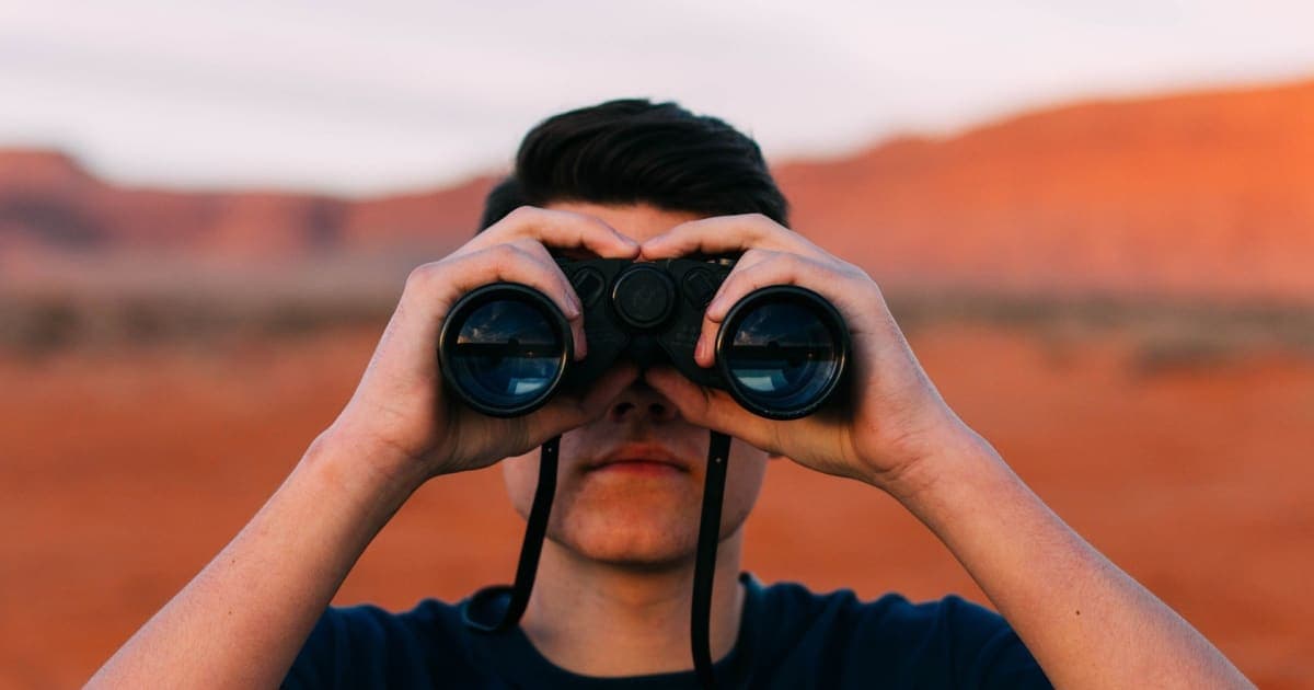 Libérez-vous du poids du regard des autres : 4 clés pour renforcer votre confiance